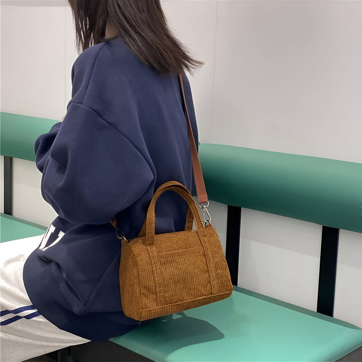 Petit sac à main camel en velours côtelé porté sur l'épaule., 46193960124640,46193960157408,46193960190176,46193960222944