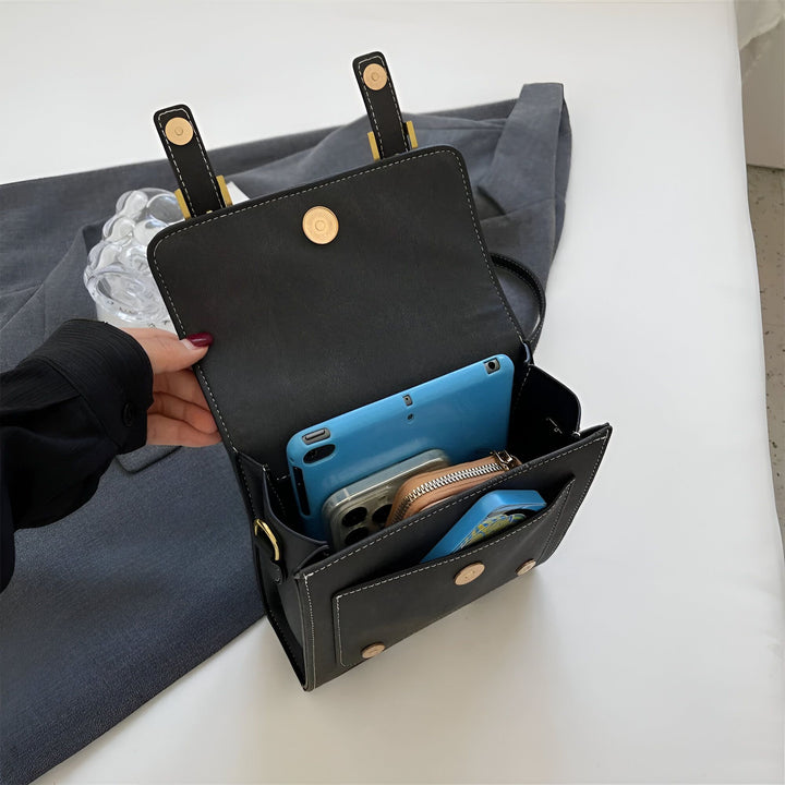 Sac à main noir ouvert avec tablette bleue, smartphone et pochette., 46193901863136,46193901895904,46193901928672
