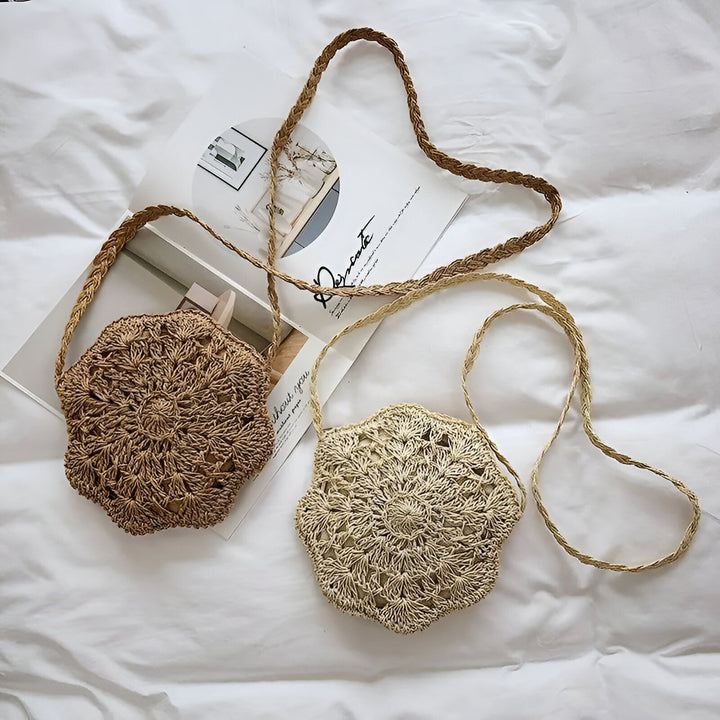 Deux sacs à bandoulière hexagonaux en paille beige et marron., 46193946034400,46193946067168