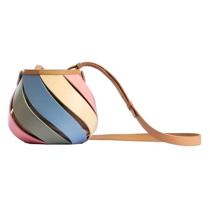 Sac à main avec des bandes superposées multicolores pastel rose, vert, bleu et jaune, et une bandoulière beige., 46193872994528,46193873027296,46193873060064,46193873092832