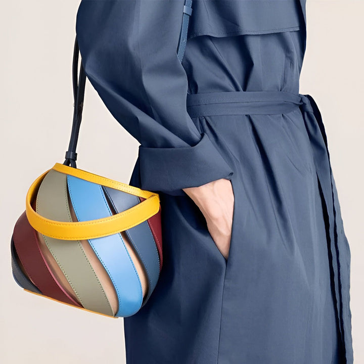 Sac à main coloré porté avec un trench bleu marine, main dans la poche., 46193872994528,46193873027296,46193873060064,46193873092832