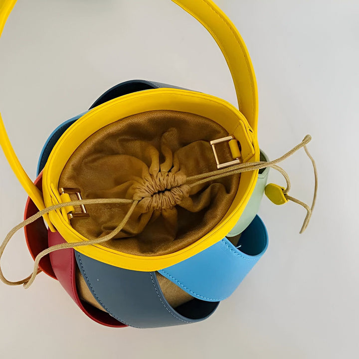 Sac seau multicolore en lanières de cuir avec intérieur à cordon et anse jaune., 46193872994528,46193873027296,46193873060064,46193873092832