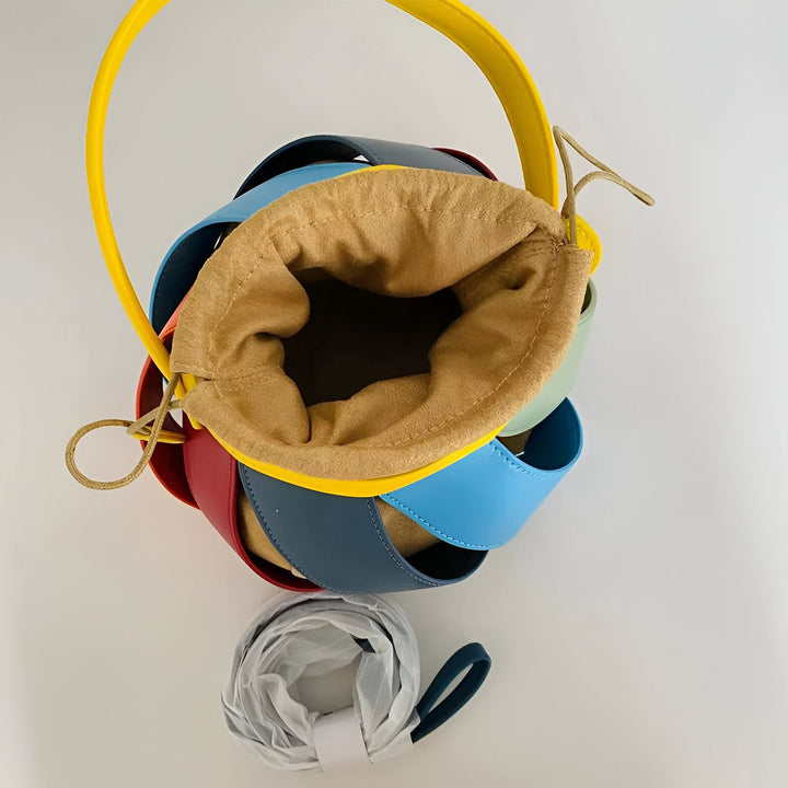 Sac seau multicolore en bandes de cuir avec doublure en tissu et cordon de serrage. Poignée jaune., 46193872994528,46193873027296,46193873060064,46193873092832
