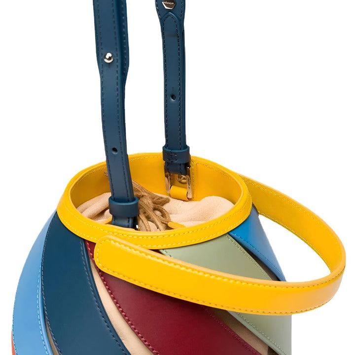 Sac en cuir multicolore à lanières superposées, anses bleues et détail jaune., 46193872994528,46193873027296,46193873060064,46193873092832