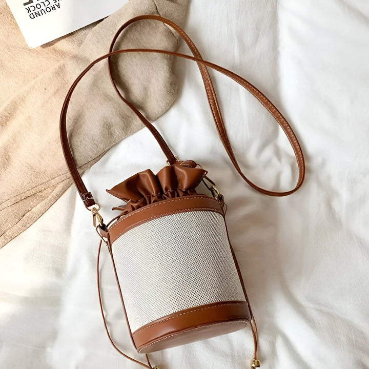 Petit sac seau cylindrique en tissu blanc avec cuir marron et fermeture à cordon., 46194011308256,46194011373792