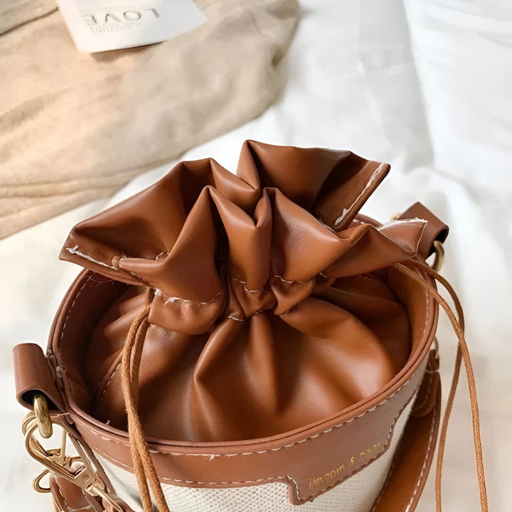Détail d'un sac seau marron en cuir froncé et toile., 46194011308256,46194011373792