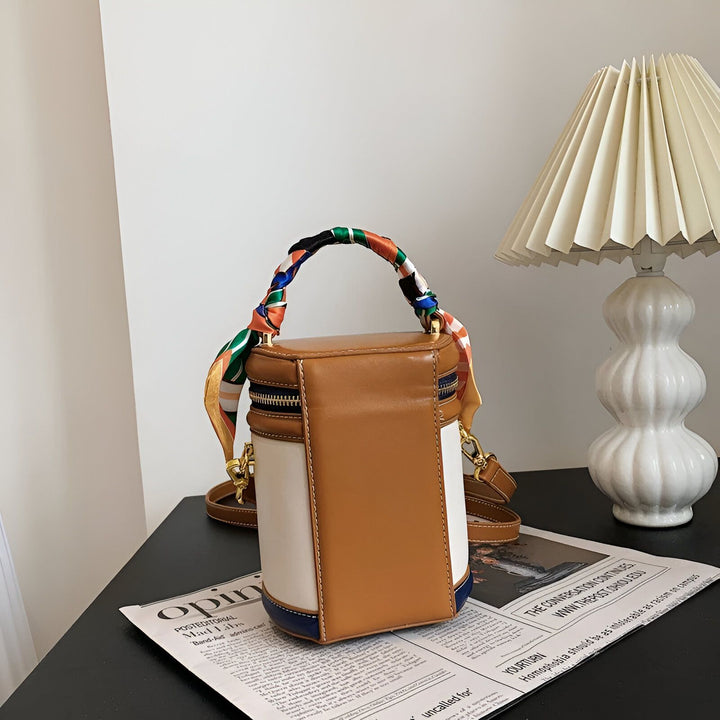 Sac à main cylindrique marron, blanc et bleu, poignée ornée d'un foulard coloré., 46194010128608