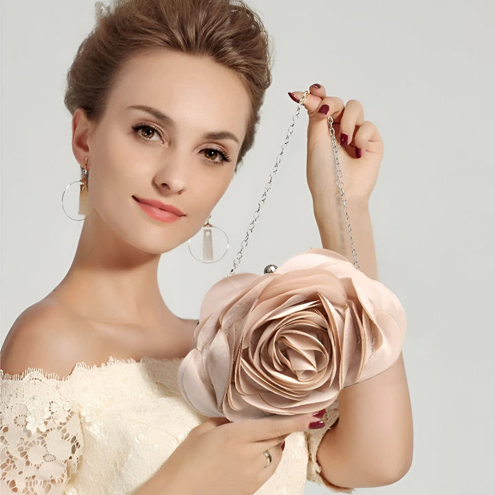 Femme tenant une pochette rose pâle en forme de grande rose avec une robe en dentelle., 46193926209760,46193926242528,46193926275296,46193926308064,46193926340832,46193926373600,46193926406368