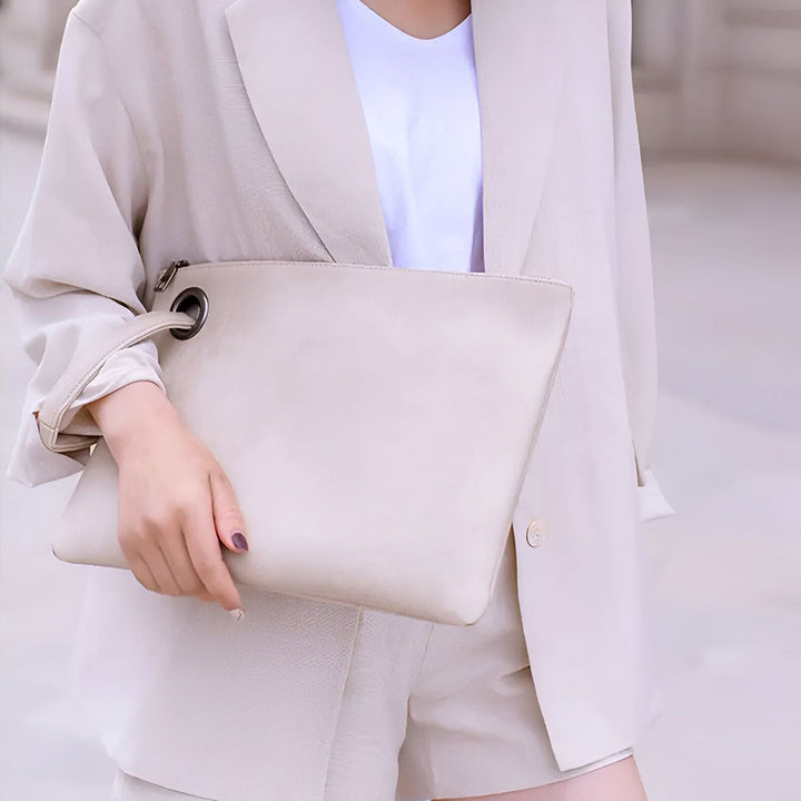 Femme en costume beige clair tenant une pochette assortie., 46194019270880,46194019303648,46194019336416,46194019369184,46194019401952