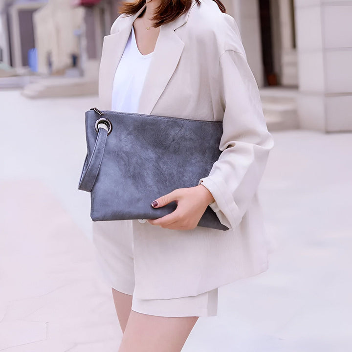 Pochette gris anthracite tenue par une femme, 46194019270880,46194019303648,46194019336416,46194019369184,46194019401952