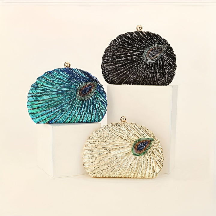 Trois pochettes de soirée en sequins bleu irisé, noir et doré, avec motif plume de paon., 46193930830048,46193930862816,46193930895584