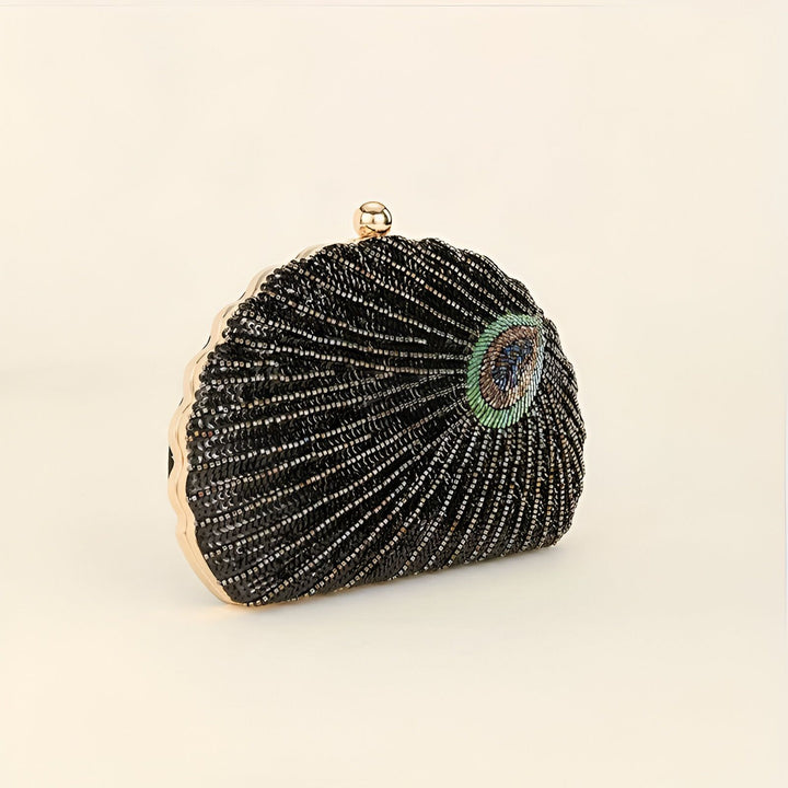 Pochette de soirée noire brodée de sequins et perles avec un détail oeil de paon et une bordure dorée., 46193930830048,46193930862816,46193930895584