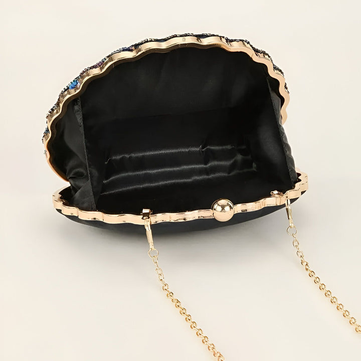 Pochette de soirée noire ouverte avec cadre doré ondulé orné de perles colorées, doublure satin noir et chaîne dorée., 46193930830048,46193930862816,46193930895584