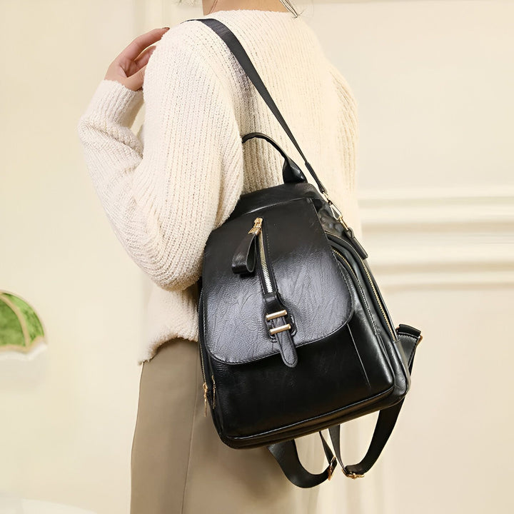Sac à dos en cuir noir porté par une femme, 46193999642848,46193999675616,46193999708384
