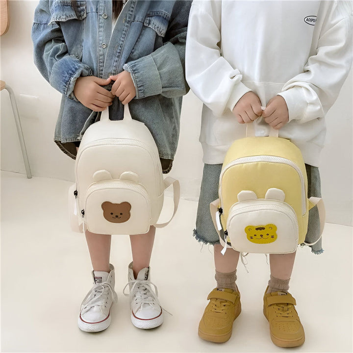 Deux enfants avec des petits sacs à dos : un blanc avec un ours, un jaune avec un tigre., 46193975787744,46193975820512,46193975853280,46193975886048