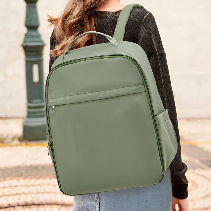 Personne vue de dos portant un sac à dos vert, 46193916575968,46193916608736,46193916641504,46193916674272,46193916707040