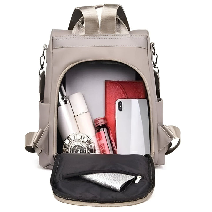 Contenu d'un sac à dos beige ouvert : portefeuille rouge, smartphone blanc, bouteilles et pochette avant., 46193998758112,46193998790880