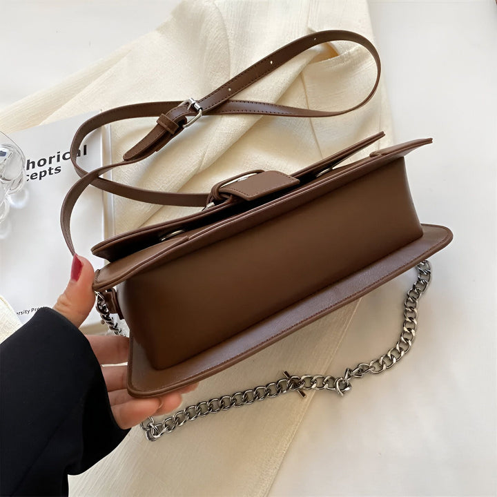 Sac à main marron en cuir avec bandoulière réglable et chaîne argentée. Fermoir à rabat avec boucle., 46193944297696,46193944330464