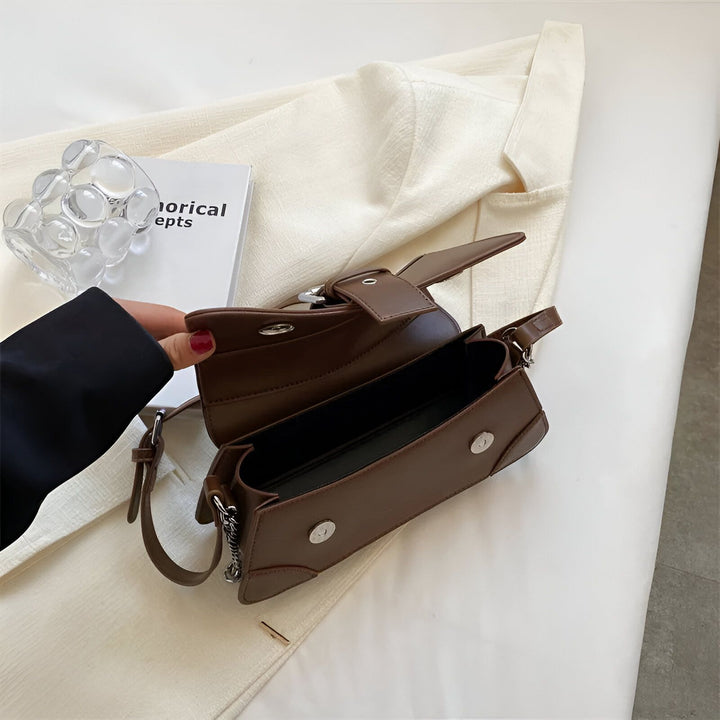 Sac bandoulière marron ouvert posé sur tissu blanc., 46193944297696,46193944330464