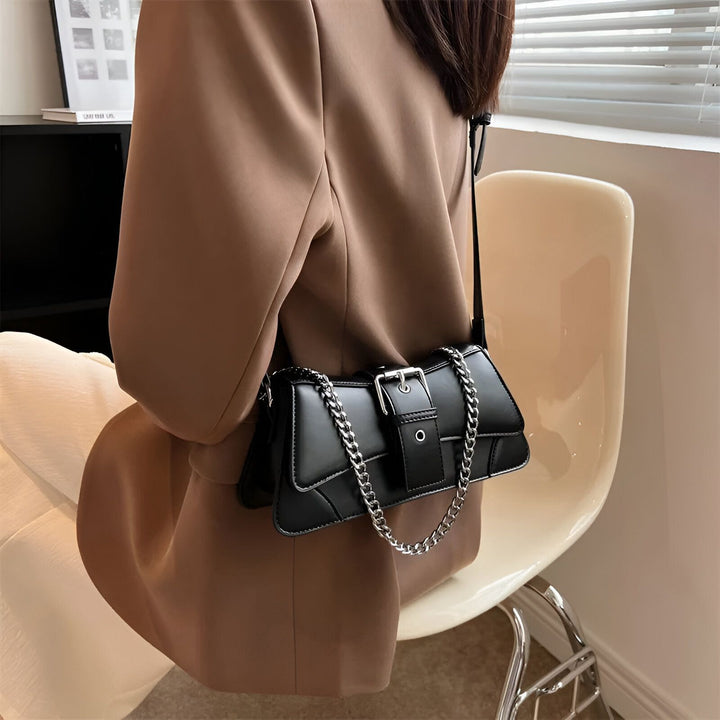 Sac noir chaîne et boucle porté en bandoulière par femme en blazer beige., 46193944297696,46193944330464