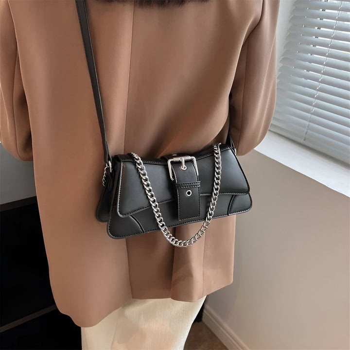 Sac bandoulière noir avec chaîne argentée et boucle., 46193944297696,46193944330464