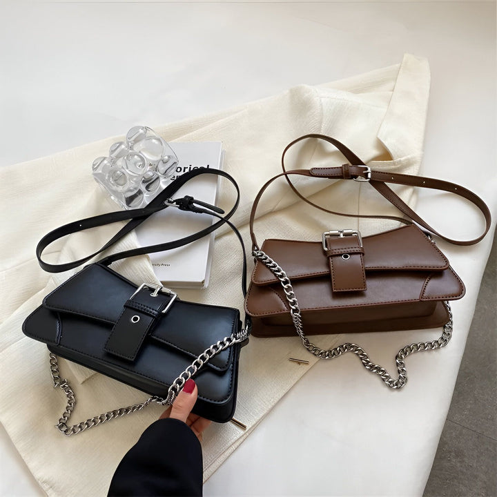 Deux sacs à main, un noir et un marron, avec boucle et chaîne argentées., 46193944297696,46193944330464