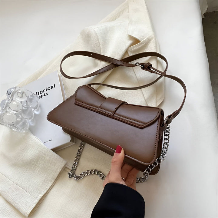 Sac bandoulière marron en cuir synthétique avec chaîne argentée et lanière réglable., 46193944297696,46193944330464