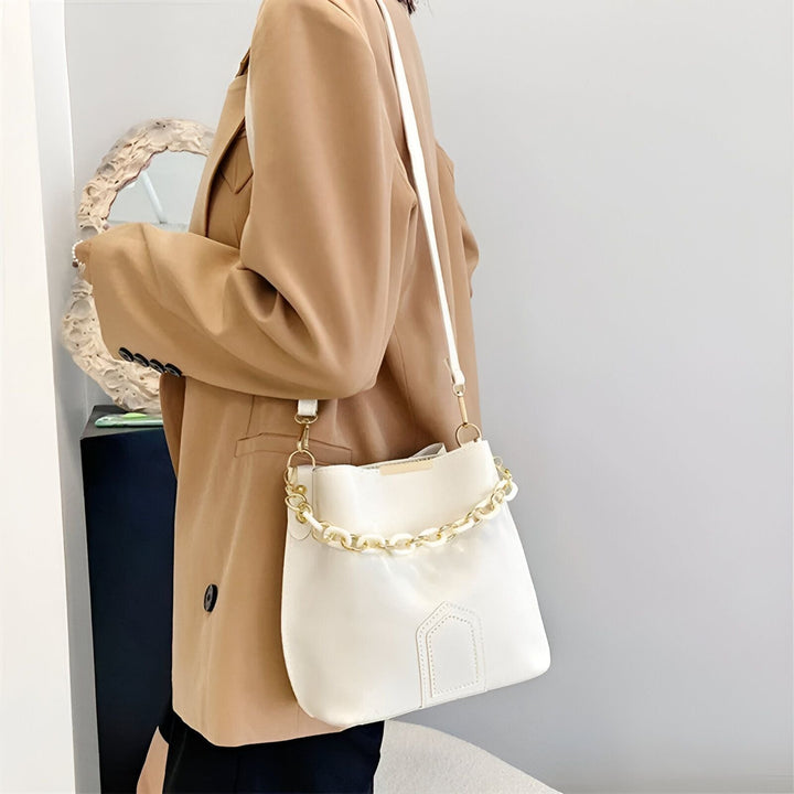 Sac à main blanc avec chaîne dorée porté avec un blazer beige, 46193874272480,46193874305248,46193874338016,46193874370784,46193874403552,46193874436320