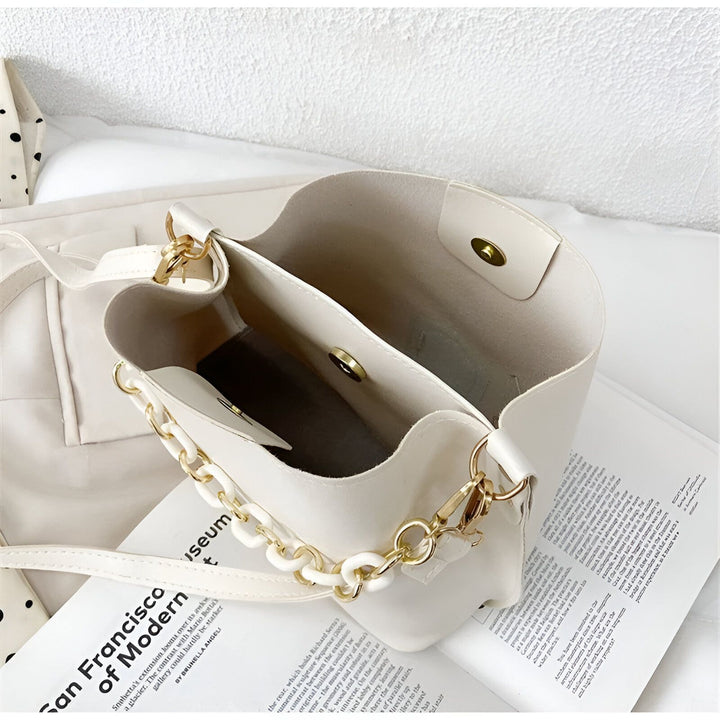 Sac seau blanc en cuir avec anse chaîne et détails dorés., 46193874272480,46193874305248,46193874338016,46193874370784,46193874403552,46193874436320