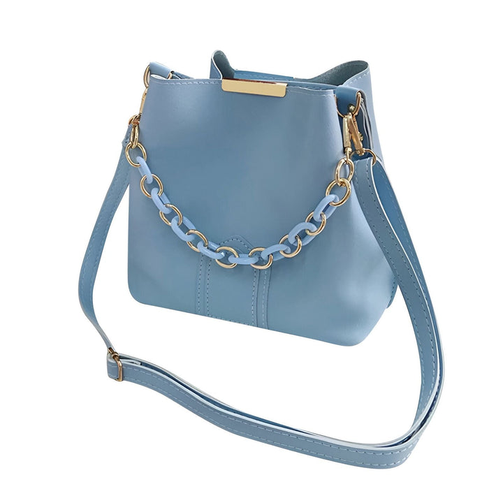Sac à main bleu ciel avec bandoulière et chaîne décorative bleue et dorée., 46193874272480,46193874305248,46193874338016,46193874370784,46193874403552,46193874436320