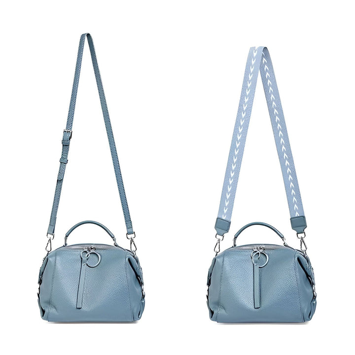 Deux sacs en cuir bleus identiques avec des bretelles différentes : une simple en cuir, l'autre large et à motifs., 46193847599328,46193847632096,46193847664864,46193847697632,46193847730400