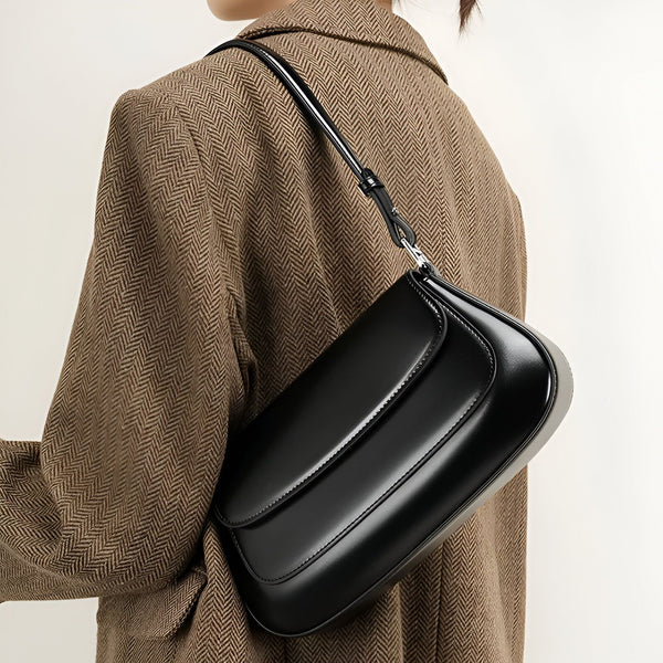 Sac noir brillant porté épaule avec veste marron à chevrons, 46193864507616