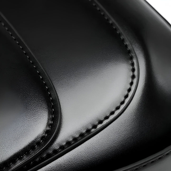 Détail macro d'une surface noire texturée avec coutures courbes, 46193864507616