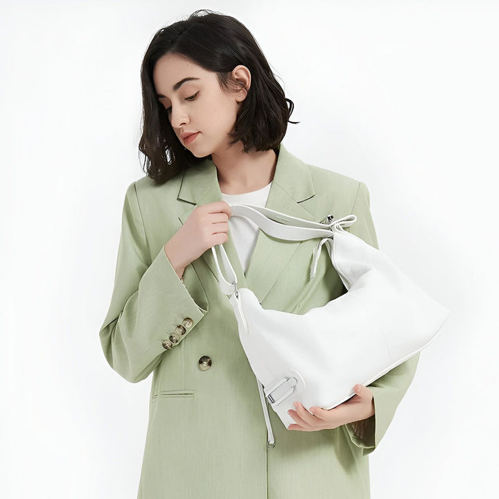 Femme en blazer vert tenant un sac à main blanc, 46193844814048,46193844846816,46193844879584,46193844912352