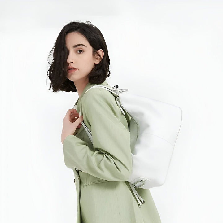 Femme avec blazer vert pâle et grand sac à main blanc sur fond blanc., 46193844814048,46193844846816,46193844879584,46193844912352