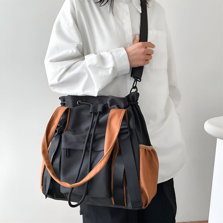 Sac tote bag gris foncé et orange avec bandoulière et poignées, porté., 46193874927840,46193874960608