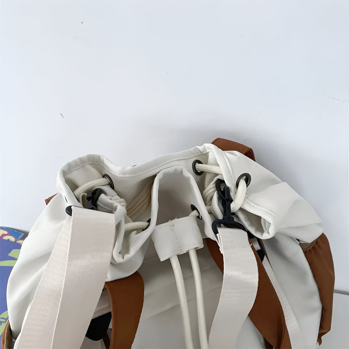 Haut d'un sac à dos blanc et marron avec cordon de serrage et sangles., 46193874927840,46193874960608