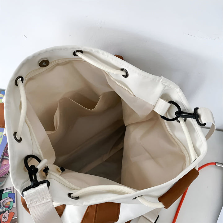 Vue de l'intérieur d'un sac à cordon blanc avec poches et accents marrons., 46193874927840,46193874960608