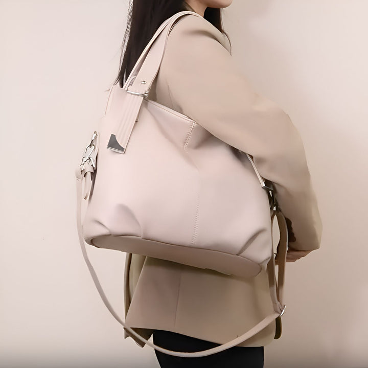 Gros plan sur une femme portant un sac fourre-tout beige et un blazer., 46193843765472,46193843798240,46193843831008,46193843863776,46193843896544,46193843929312,46193843962080