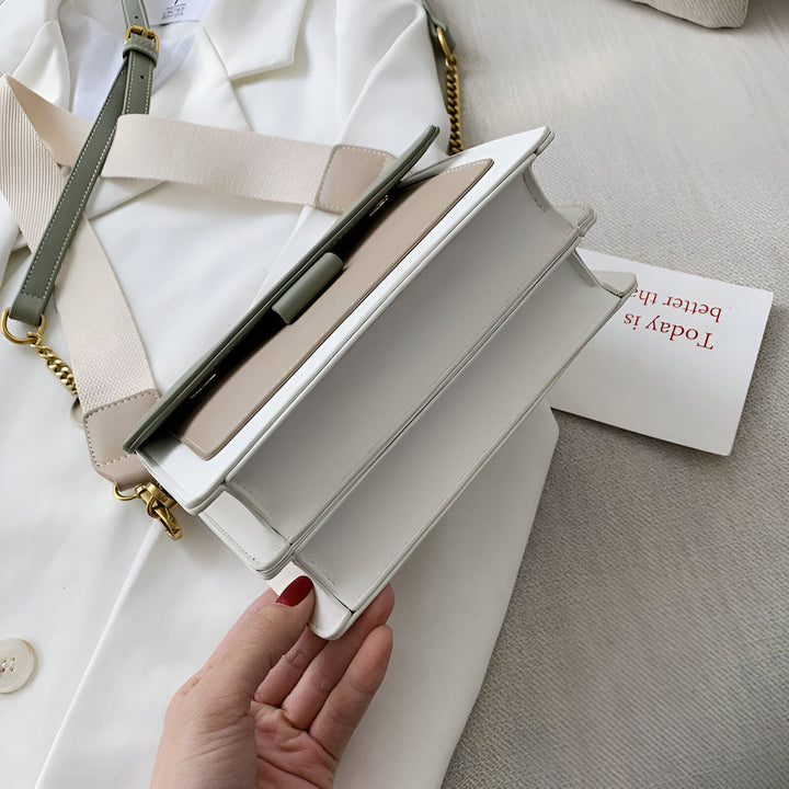 Gros plan sur sac à main blanc en cuir avec détails verts, beiges et chaîne dorée., 46193877221600,46193877254368,46193877287136,46193877319904