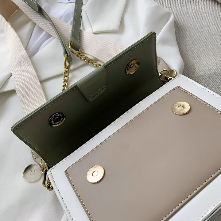 Sac à main ouvert vert, beige et blanc avec chaîne dorée et fermetures magnétiques., 46193877221600,46193877254368,46193877287136,46193877319904