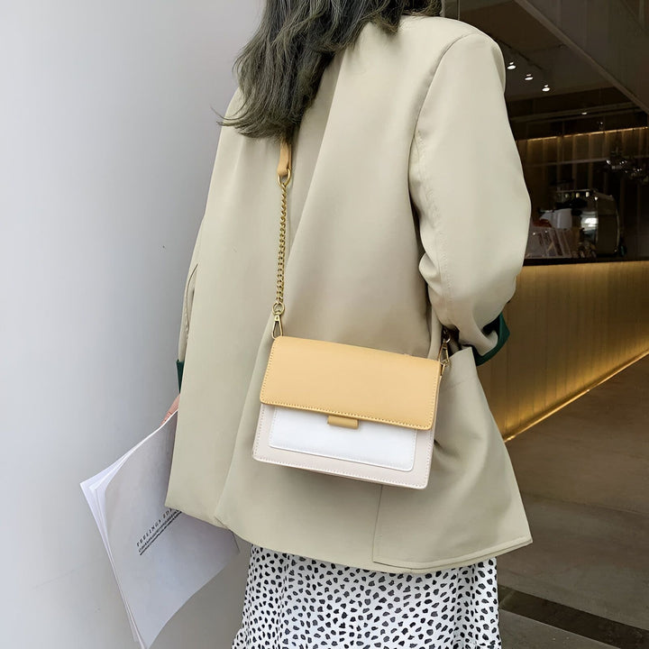 Personne de dos, blazer beige, jupe à pois, sac bicolore jaune et blanc à chaîne or., 46193877221600,46193877254368,46193877287136,46193877319904