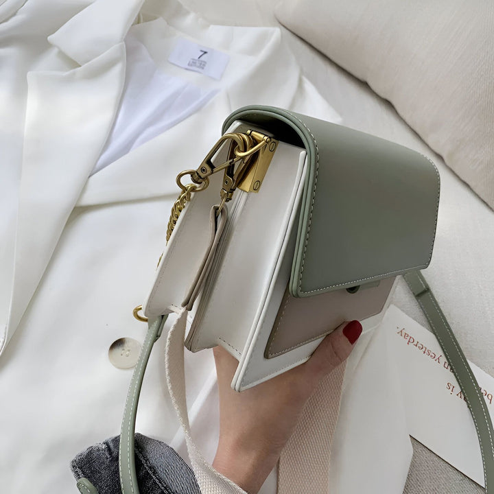 Sac à main vert et blanc cassé avec rabat, fermoir doré et bandoulière., 46193877221600,46193877254368,46193877287136,46193877319904