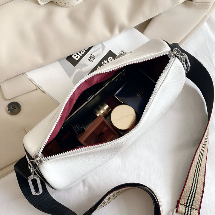 Sac bandoulière blanc ouvert, doublure rouge, maquillage visible, sangle rayée., 46266441433312,46266441466080,46266441498848