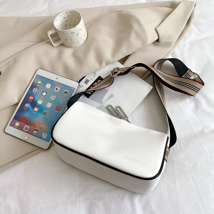 Sac à main blanc avec bandoulière à motifs, tablette, mug, et blazer sur fond blanc., 46266441433312,46266441466080,46266441498848