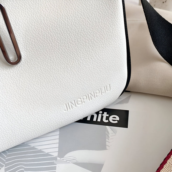 Gros plan sur sac blanc texturé JINGPINPIJU avec poignée métal et sangle noire., 46266441433312,46266441466080,46266441498848