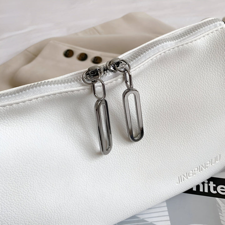 Sac blanc en cuir texturé avec fermeture éclair blanche et tirettes métalliques., 46266441433312,46266441466080,46266441498848