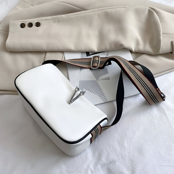 Sac blanc bandoulière rayée, fermoir argenté, devant veste beige., 46266441433312,46266441466080,46266441498848