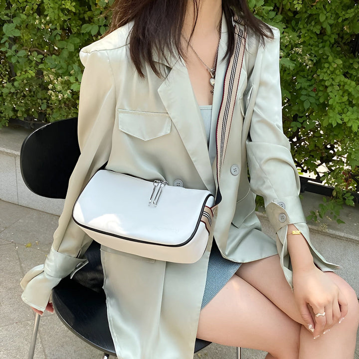 Femme en blazer vert pâle et sac bandoulière blanc à sangle rayée., 46266441433312,46266441466080,46266441498848