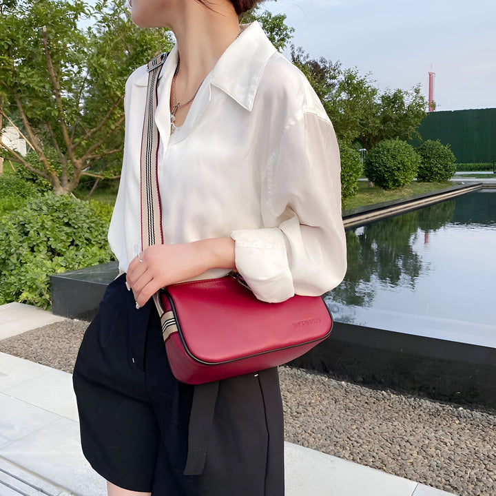 Femme avec chemise blanche, short noir et sac rouge à bandoulière, 46266441433312,46266441466080,46266441498848